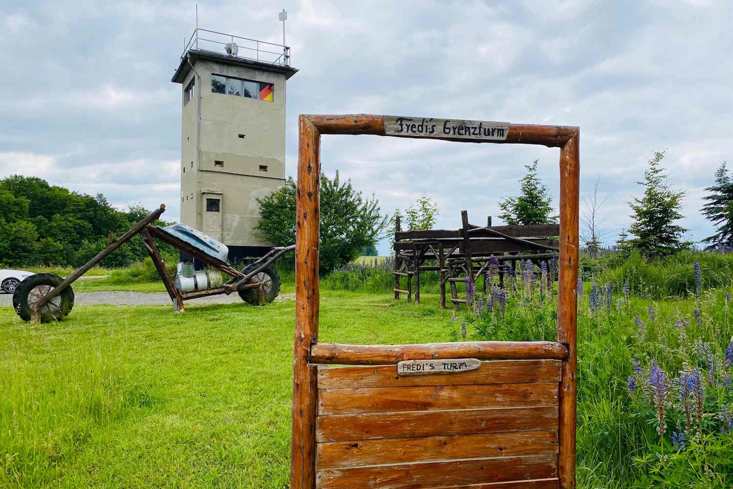Blick auf den ehemaligen DDR-Grenzturm.