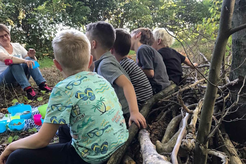 Kinder beim picknicken auf Annettes Kinderbauernhof