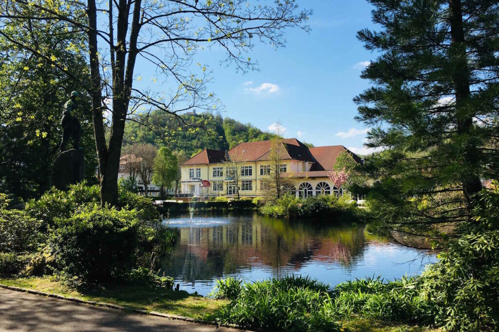 Blick auf das Kurhaus im Sommer