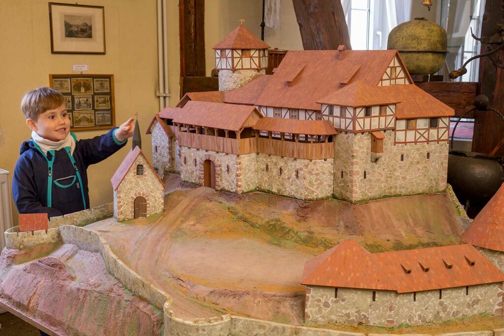 Modell der früheren Burg Scharzfels in der Schutzhütte auf dem Schlossberg