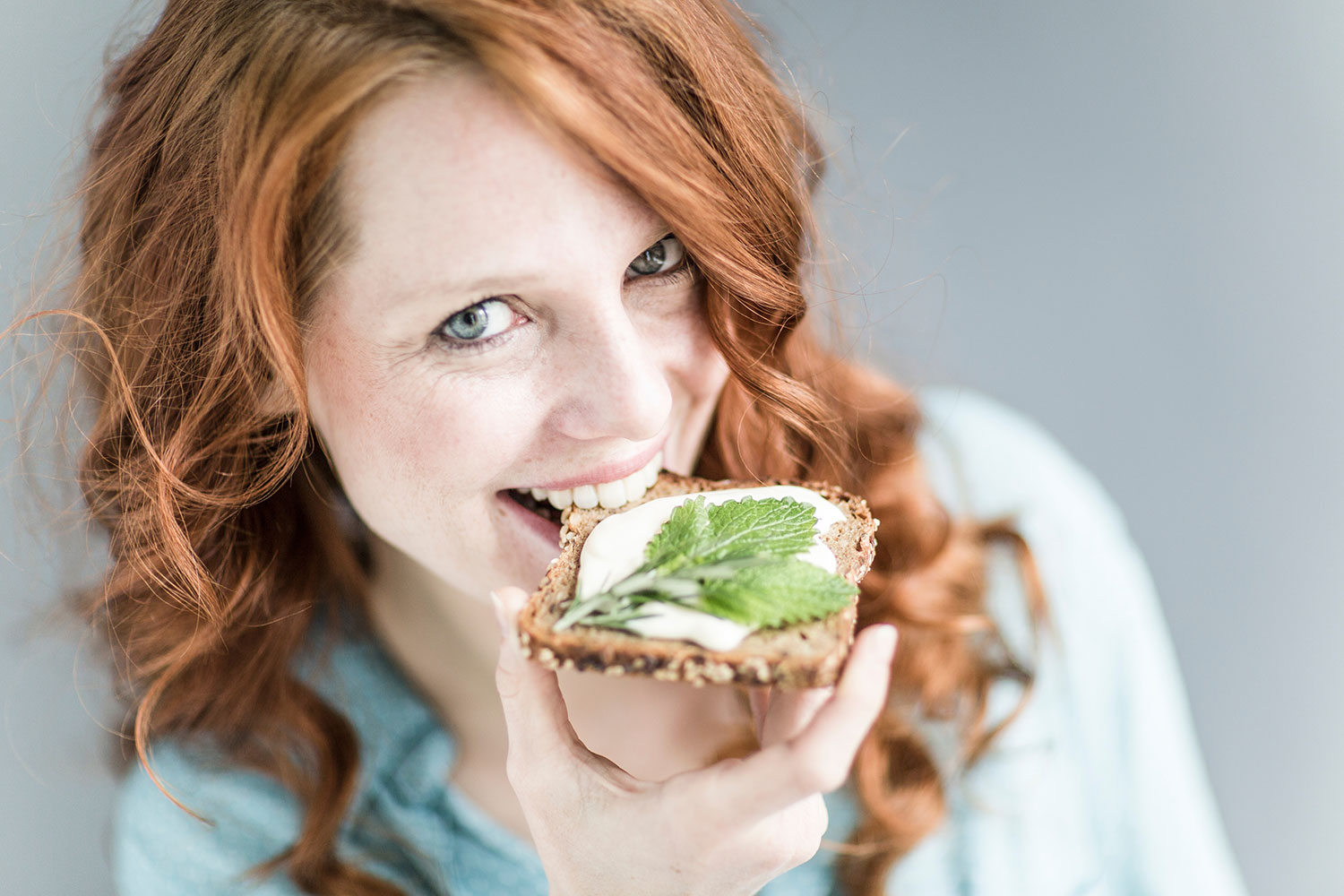 Frau beißt in gesund Brot