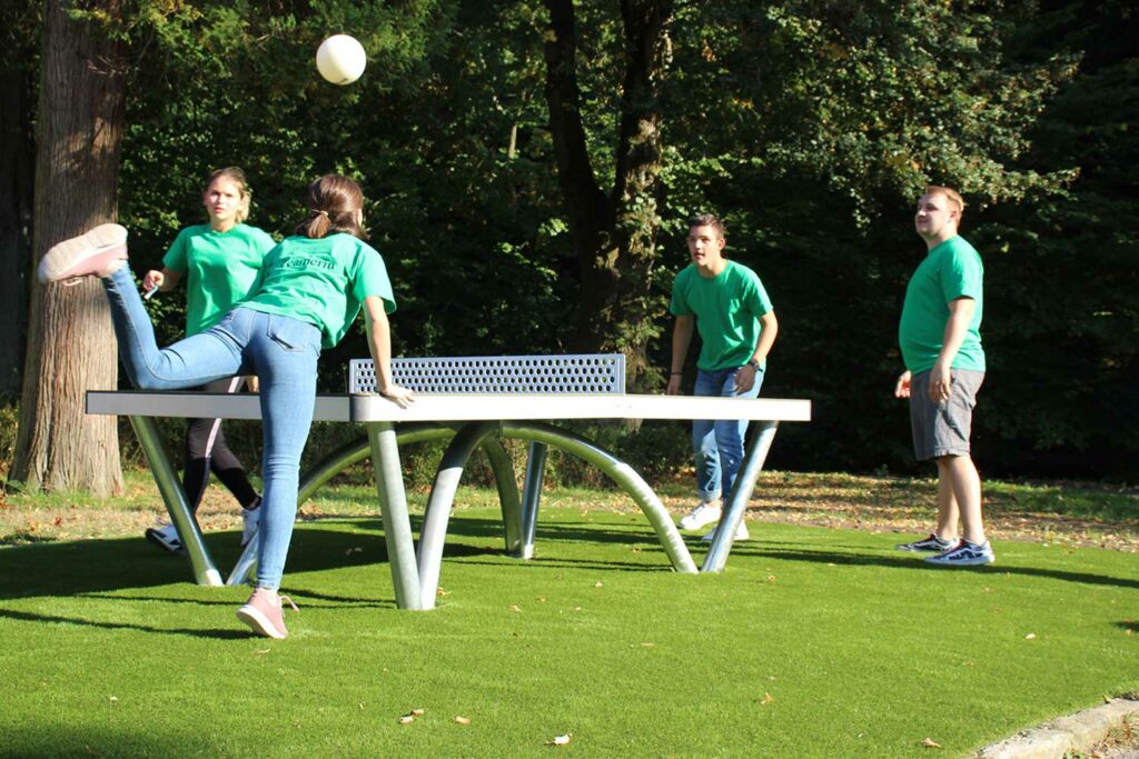 Jugendliche beim Headis spielen