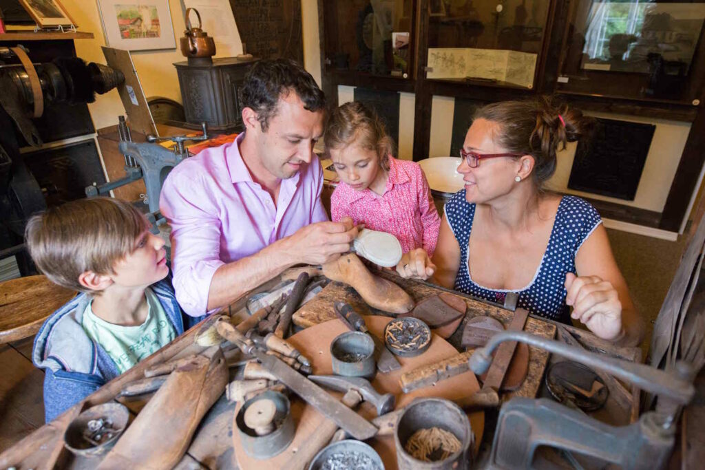 Familie im Heimatmuseum
