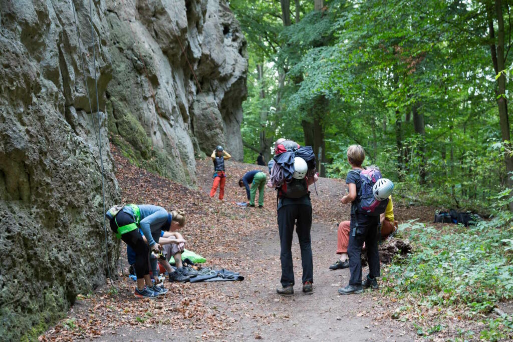 Kletterer bereiten sich auf das Klettern an Felswand vor