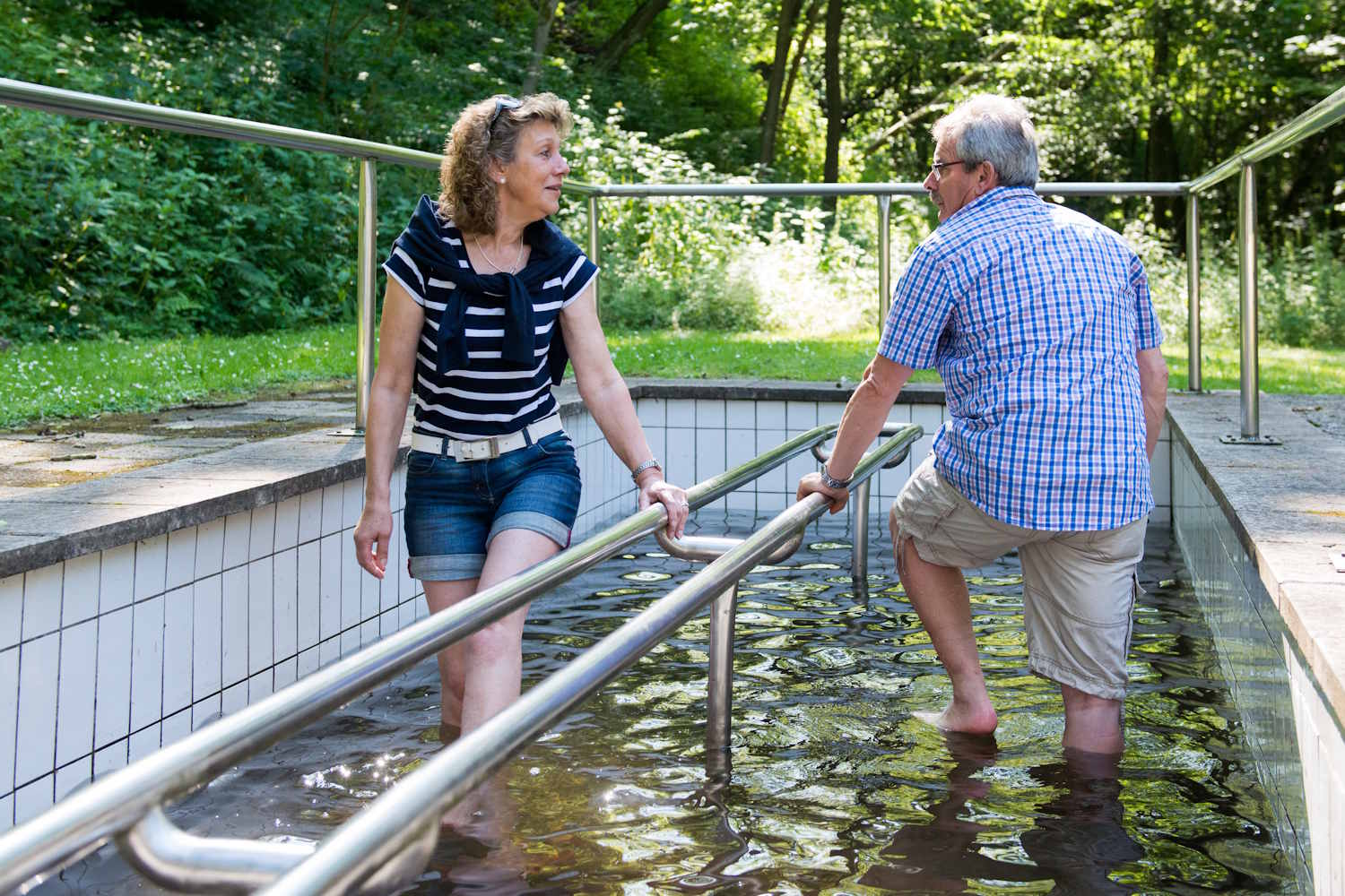 Paar beim Wassertreten