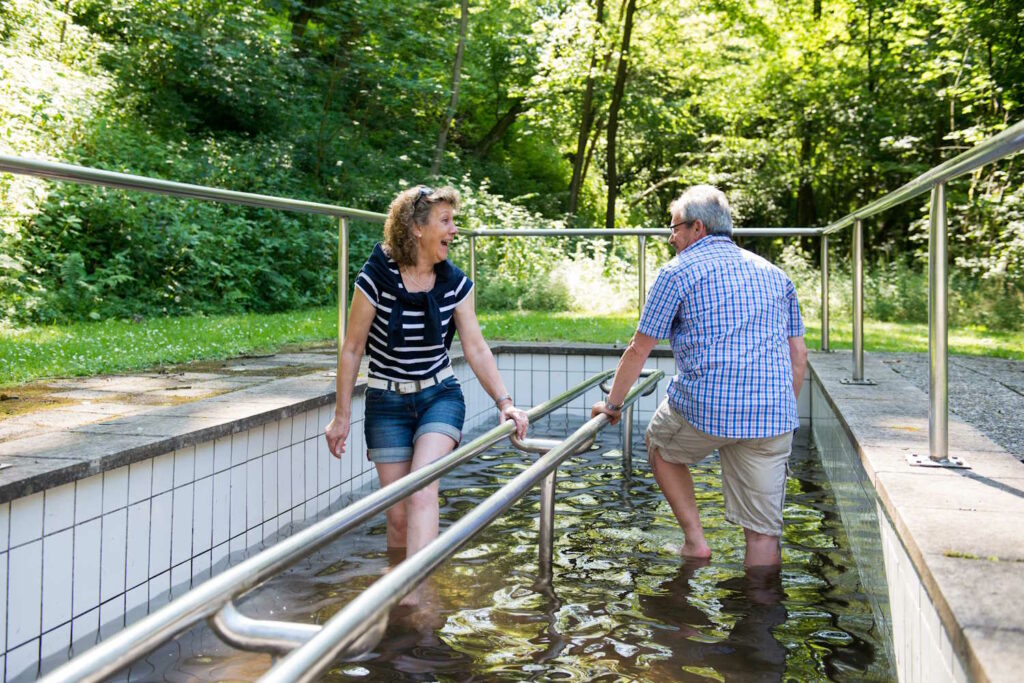 Paar lacht sich beim Wassertreten an