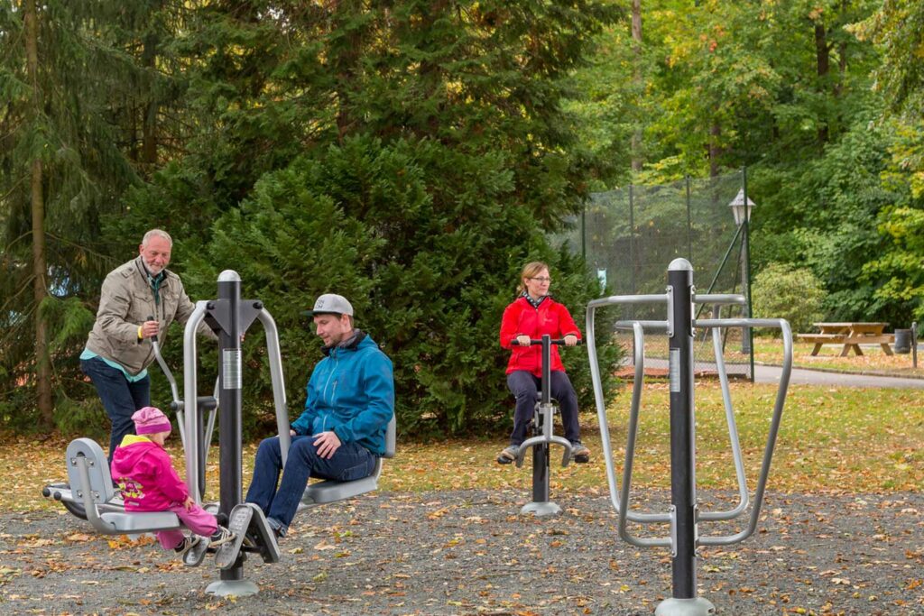 Menschen in Outdoor Fitness Anlage