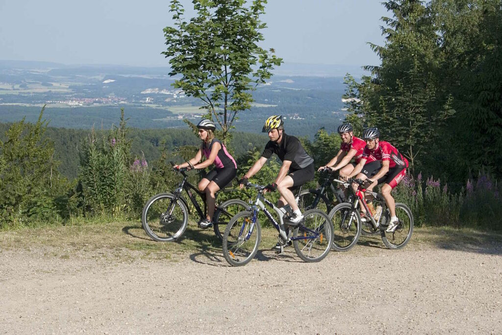 Radfahrer mit Ausblick im Hintergrund