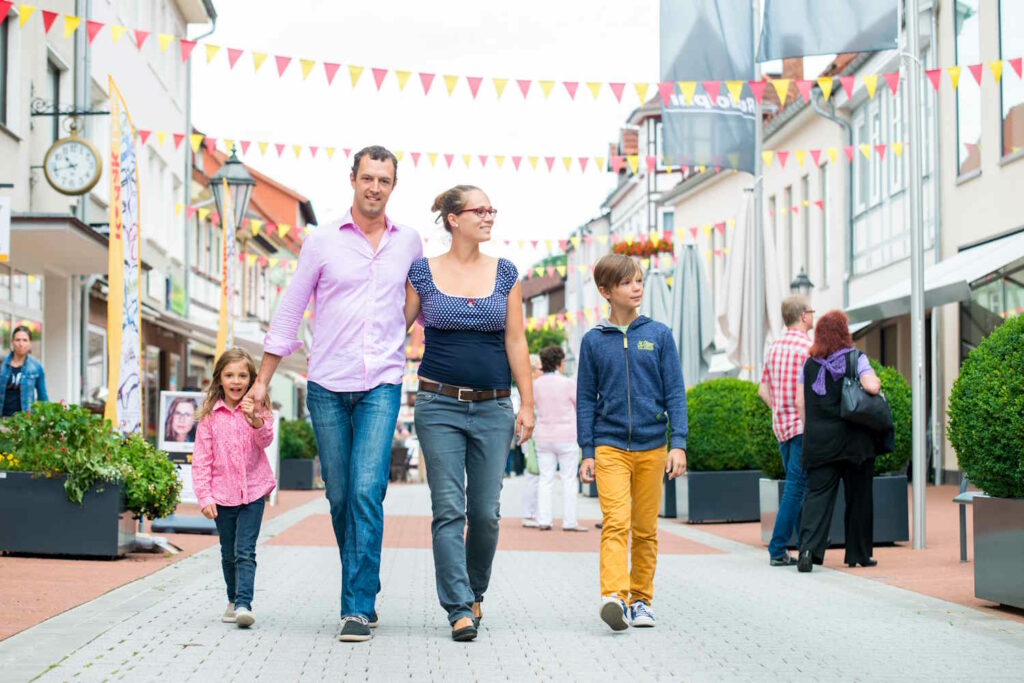 Familie läuft durch Fußgängerzone