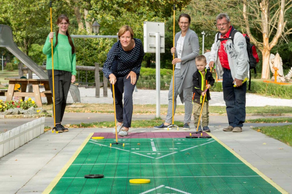 Personen beim Shuffleboard spielen