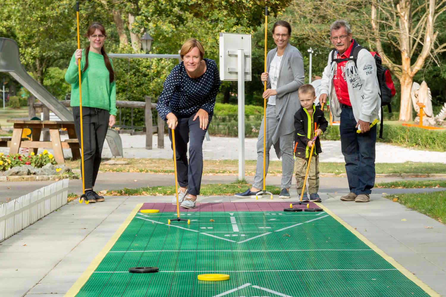 Personen beim Shuffleboard spielen