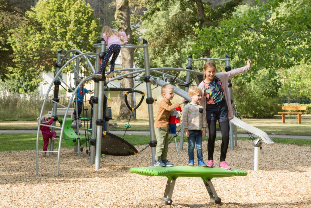 Kinder spielen auf Klettergerüst auf dem Spielplatz