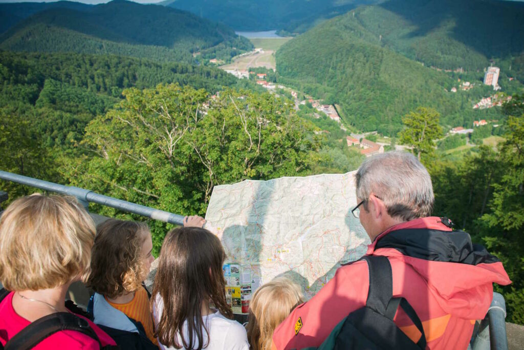Familie beim Wandern mit Ausblick auf Bad Lauterberg