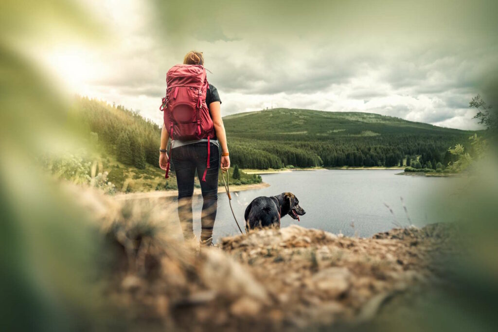 Wanderin mit Hund blick auf den See