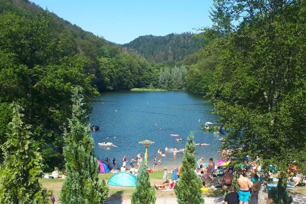 Blick auf die Badestelle am Wiesenbeker Teich