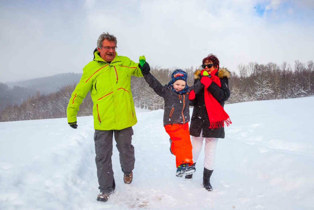 Familie im Winter im Schnee