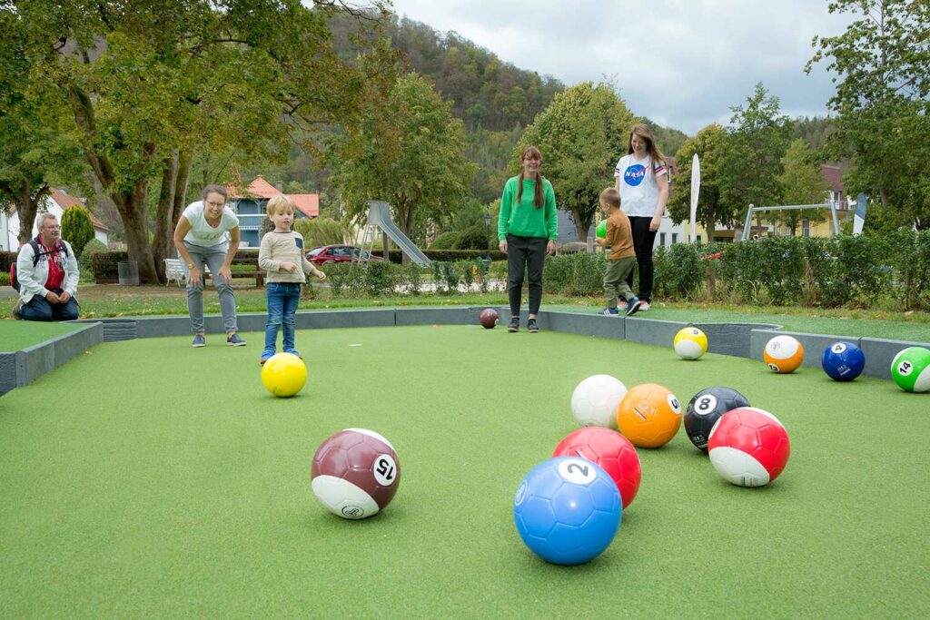 Familie beim Fußbilliard spielen