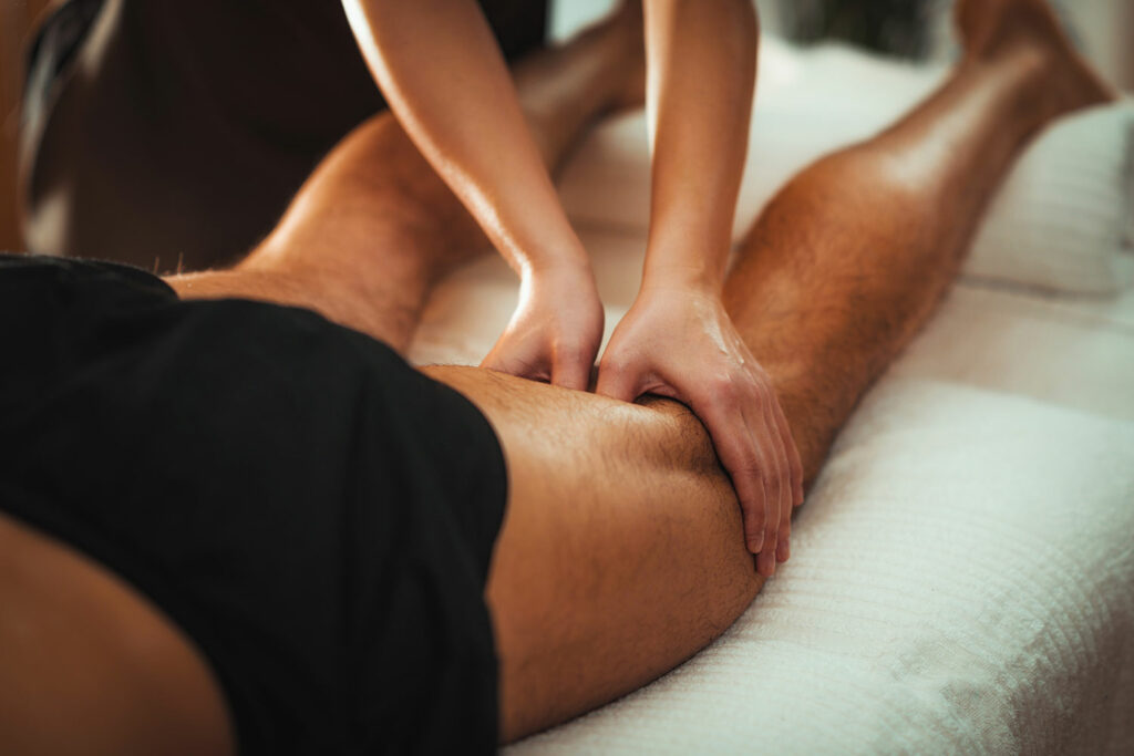 Mann erhält Beinmassage.