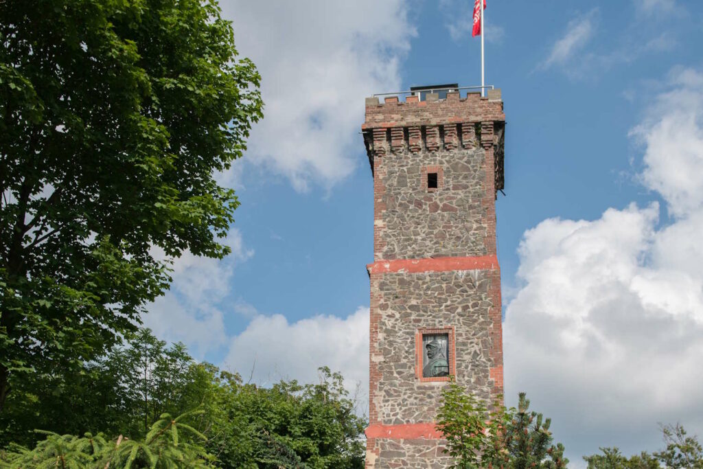 Bismarckturm vor blauem Himmel