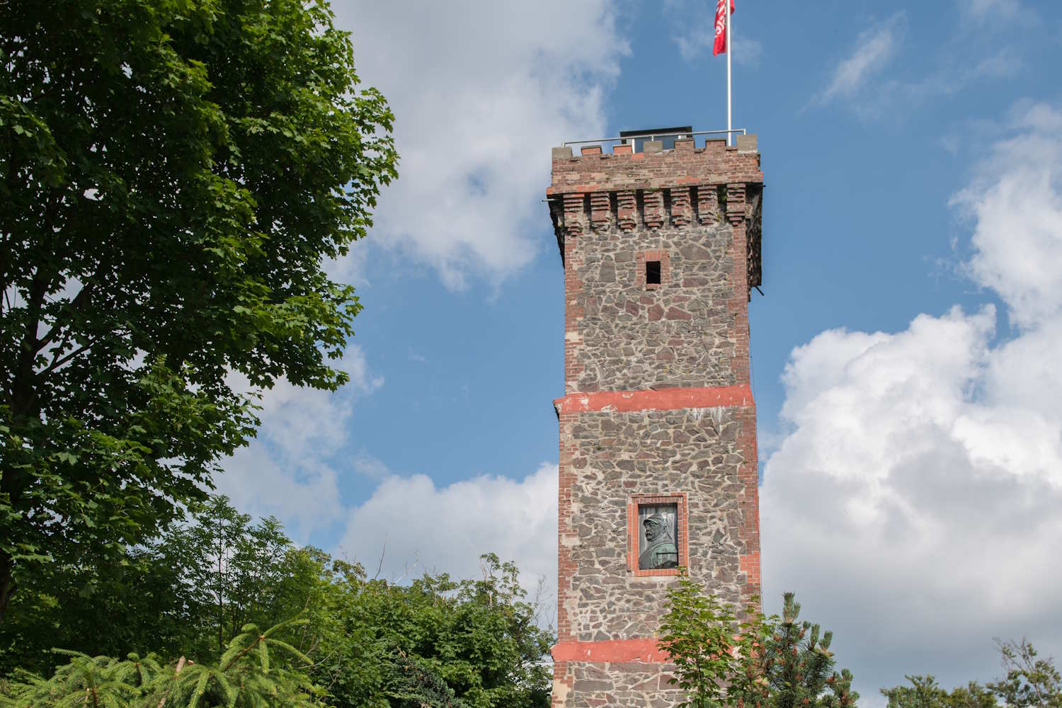 Bismarckturm vor blauem Himmel