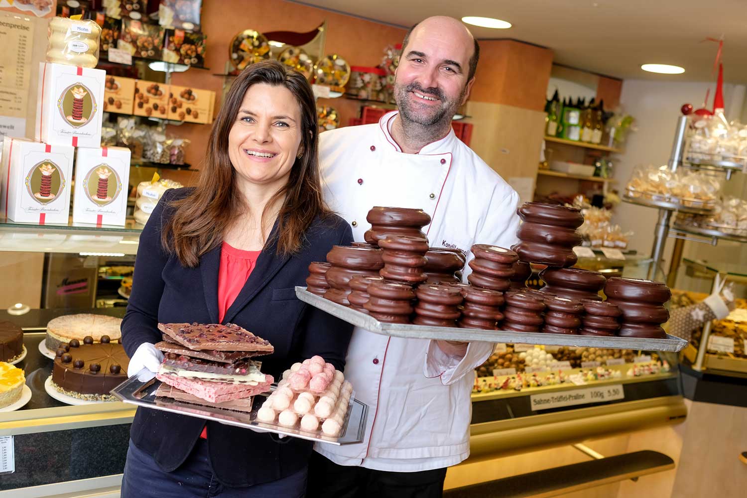 Die Betreiber des Café Mangold präsentieren ihre Baumkuchen- und Pralinenspezialitäten.