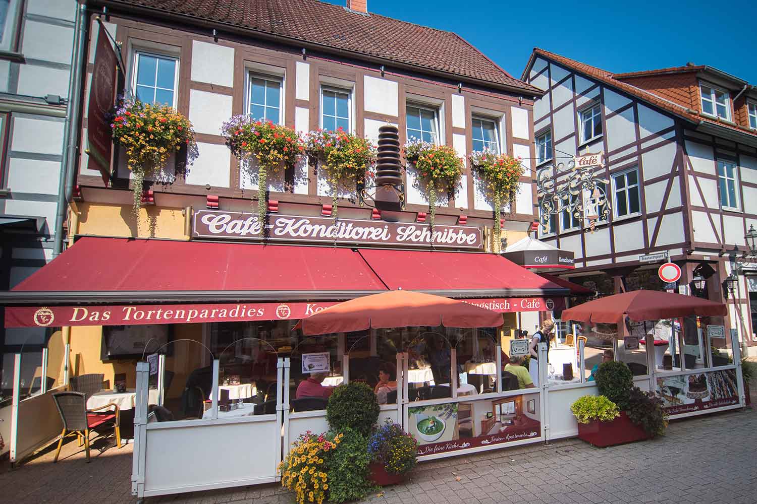Blick auf das Café Schnibbe in Bad Lauterbergs Fußgängerzone.