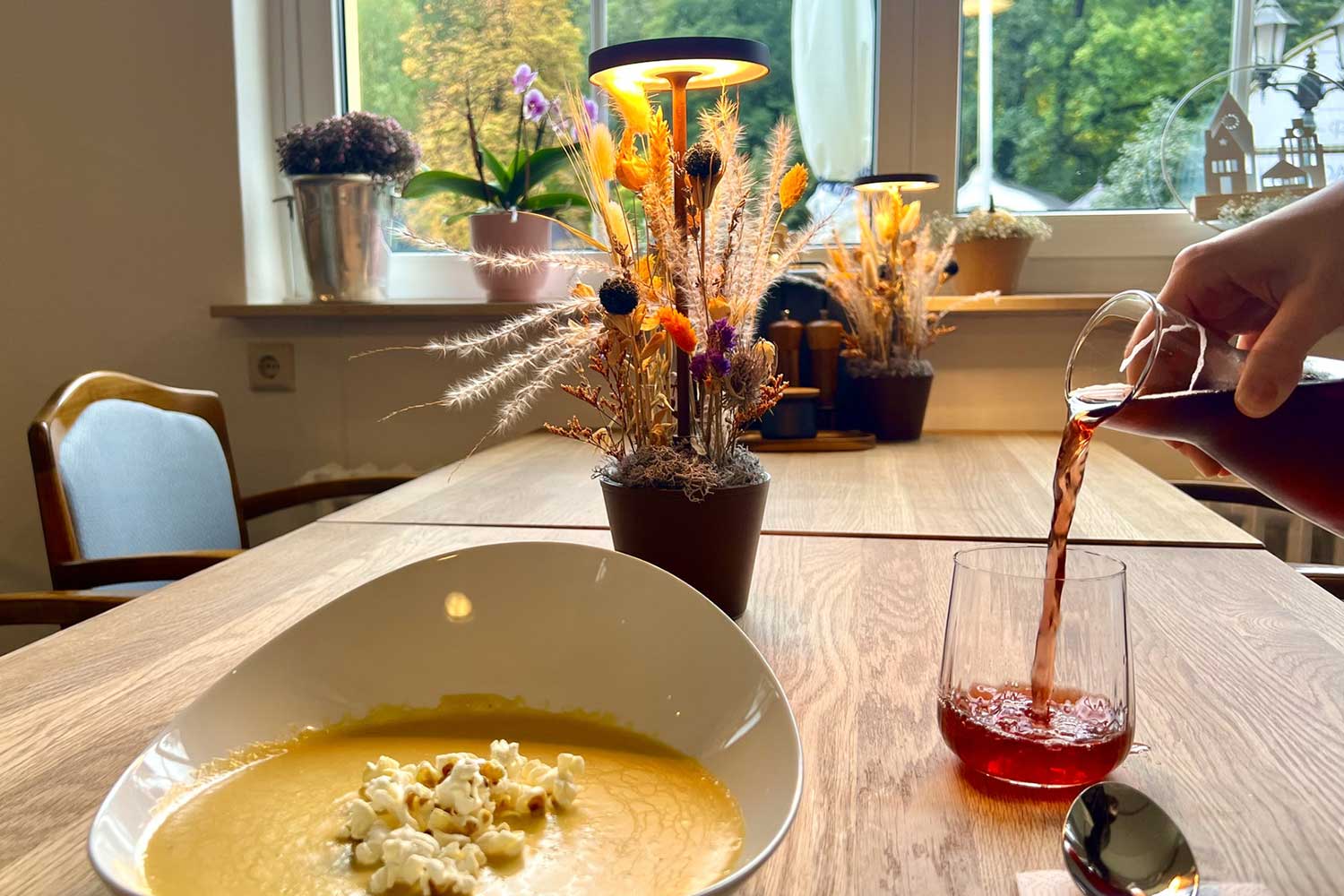 Kürbissuppe wird serviert im Café & Restaurant Lauterberger Genuss