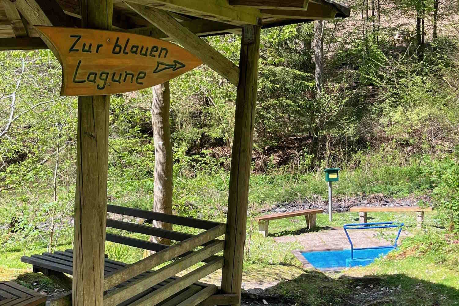Überdachte Holzbänke mit Blick auf Wassertretstelle