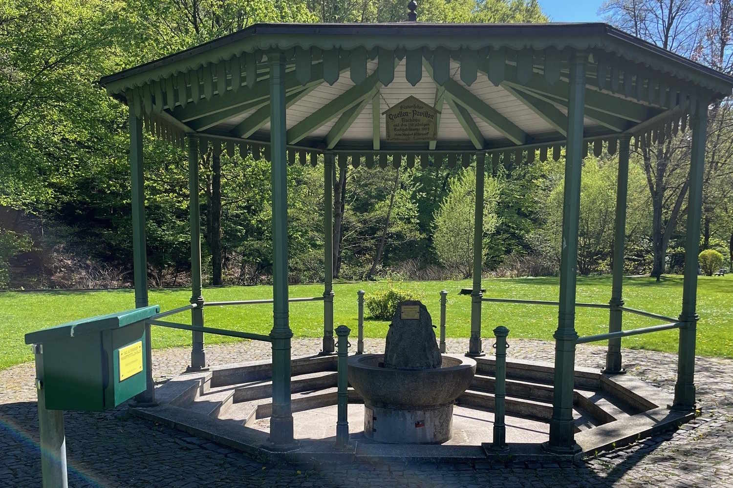 Überdachte Wassertretstelle mit Armbecken