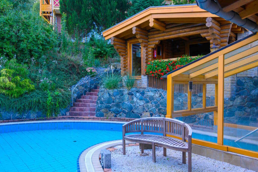 Außenpool in der Kirchberg-Therme mit Holzhütte