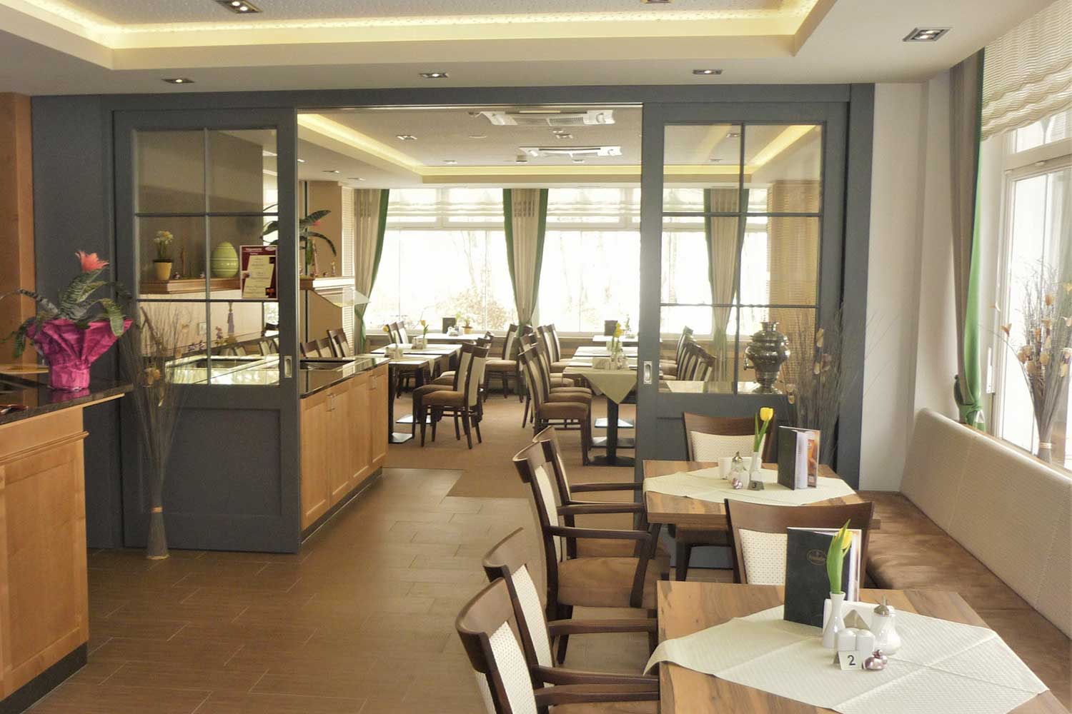 Das Café in der Muschinsky-Klinik ist hell und freundlich eingerichtet.