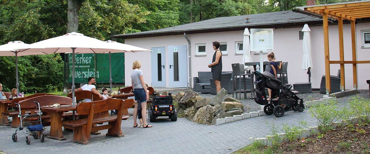 Zum Kiosk am Oder Minigolfplatz gehören gemütliche Außenplätze.