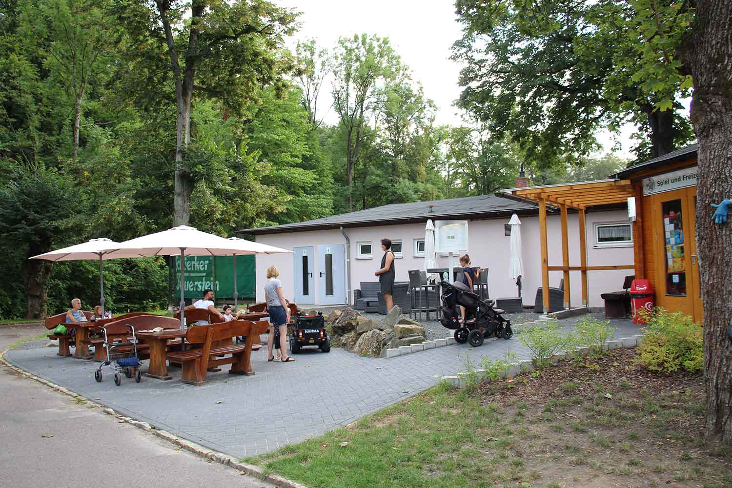 Zum Kiosk am Oder Minigolfplatz gehören gemütliche Außenplätze.