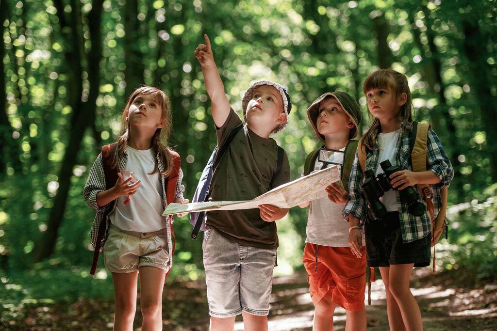 Kinder bei der Stadt- und Wander-Challenge im Wald bei Bad Lauterberg.