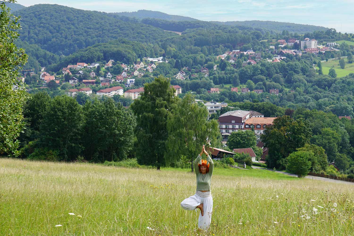 Eine Frau nutzt den Yoga-Lehrpfad in Bad Lauterberg für ihre Übungen.