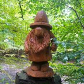 Holzfigur „Zwerg-Friedel” auf dem Zwergenpfad Bad Lauterberg.