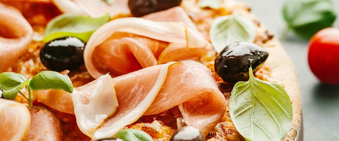 Detailaufnahme einer Schinkenpizza