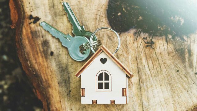 Schlüsslanhänger in Hausform mit Schlüsseln