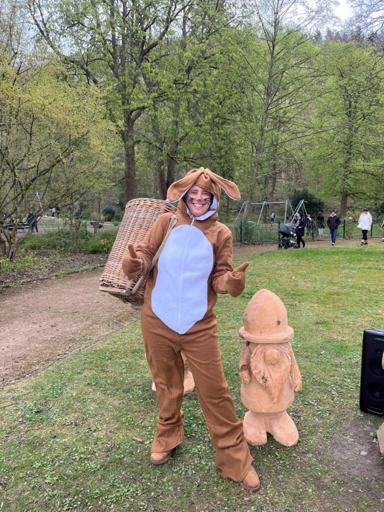 Frau verkleidet als Osterhase gibt Daumen hoch
